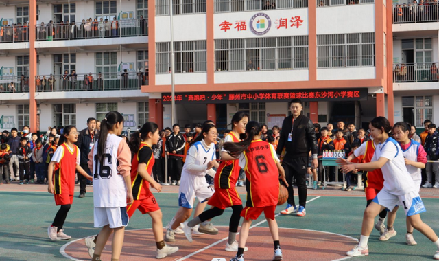 九游体育网站:篮球绽活力青春展风采——2024年“奔跑吧·少年”滕州市中小学生体育联赛篮球比赛(东沙河赛区)圆满落幕(图3)