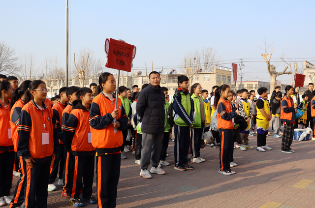 九游体育网站:篮球绽活力青春展风采——2024年“奔跑吧·少年”滕州市中小学生体育联赛篮球比赛(东沙河赛区)圆满落幕(图2)
