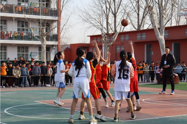 九游体育网站:篮球绽活力青春展风采——2024年“奔跑吧·少年”滕州市中小学生体育联赛篮球比赛(东沙河赛区)圆满落幕(图4)