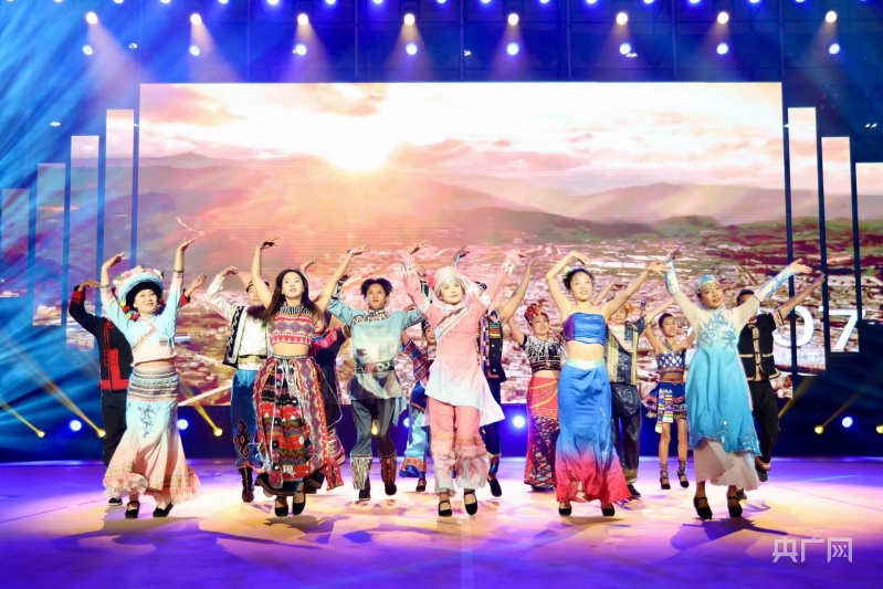 勤锻炼—跟着赛事去旅行2024年云南省边境幸福村体育嘉年华在澜沧县隆重开幕(图2)