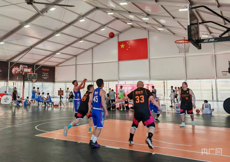 九游体育:力挽狂“篮”2024“国缘杯”宝山区企业篮球系列赛启幕(图5)
