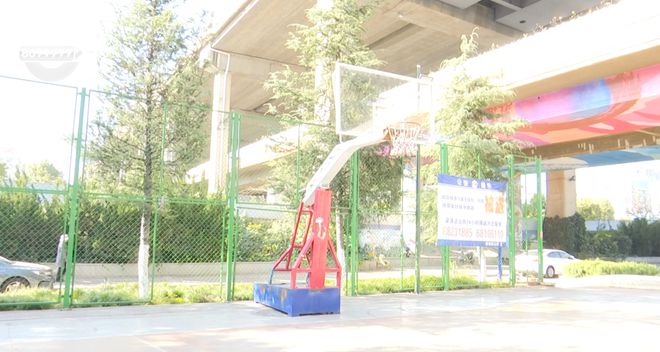 九游体育网站：“篮”坚强！庞大篮球架仅靠2根铁丝“拽”？