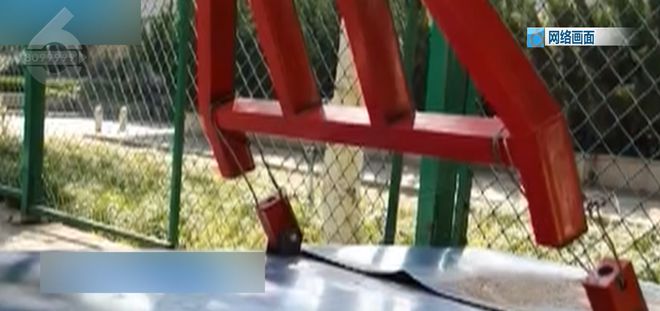 九游体育网站：“篮”坚强！庞大篮球架仅靠2根铁丝“拽”？(图2)
