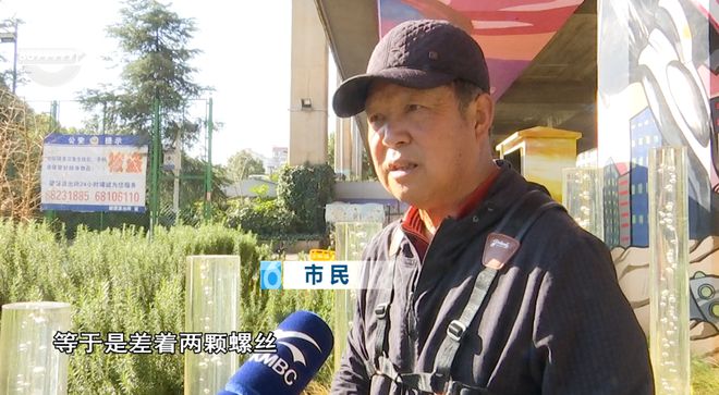 九游体育网站：“篮”坚强！庞大篮球架仅靠2根铁丝“拽”？(图4)