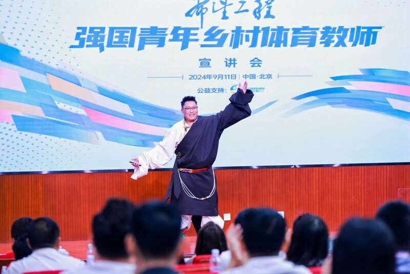 九游体育网站：跑道建起来、篮球架立起来、孩子们的笑脸扬——带着爱、温暖与感动前行(图2)