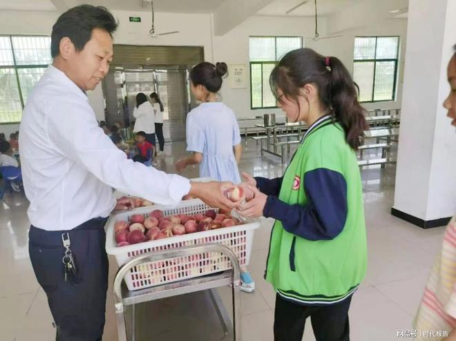 九游体育：筑梦人余军：教育来时路始终未曾忘(图2)