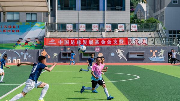 九游体育：中国足球发展基金会少儿围栏足球项目扎根雅安2年间逾百支青少年球队成立受益儿童超8万人(图3)