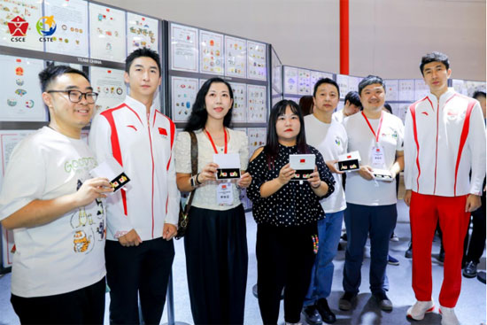 九游体育网站：2024中国国家队“冰与火的澎湃”徽章展在苏州“两个博览会”期间成功举办(图4)