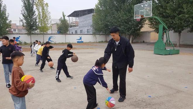 九游体育网站：“姚基金”来沁阳了！14名志愿者赴农村小学点亮孩子篮球梦(图3)
