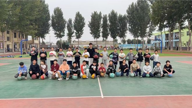 九游体育网站：“姚基金”来沁阳了！14名志愿者赴农村小学点亮孩子篮球梦