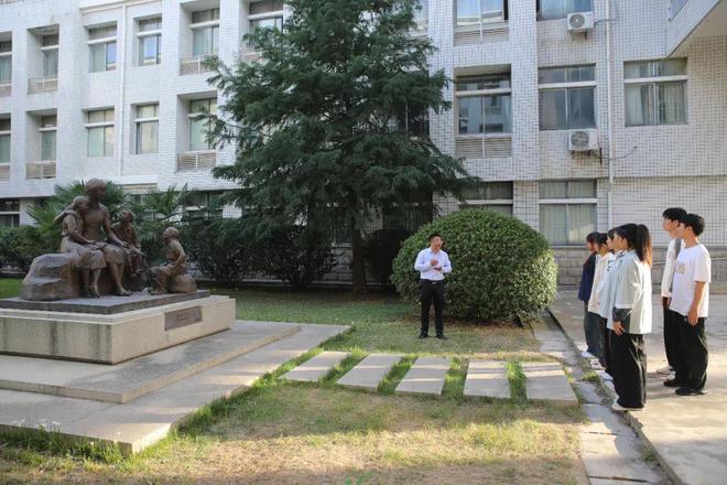 信阳职业技术学院：春风化雨润桃李丹心向阳育英才(图2)