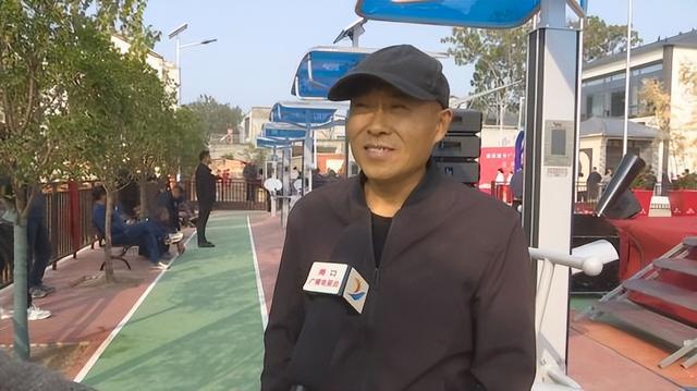 九游体育：情系家乡发展捐建健身广场(图2)
