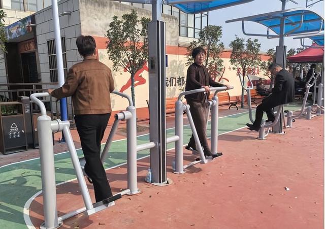 九游体育：情系家乡发展捐建健身广场(图5)