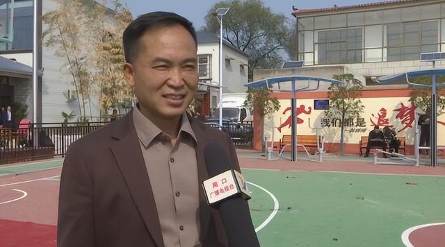 九游体育：情系家乡发展捐建健身广场(图4)