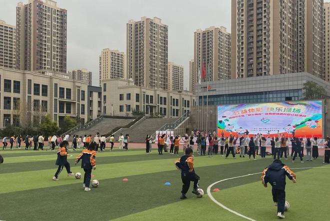 九游体育：“公益体彩快乐操场”进校园点燃少年体育梦(图4)