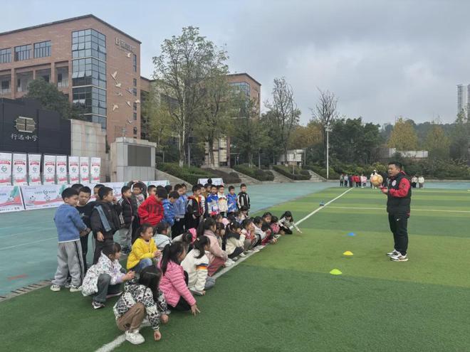 九游体育：“公益体彩快乐操场”进校园点燃少年体育梦(图3)