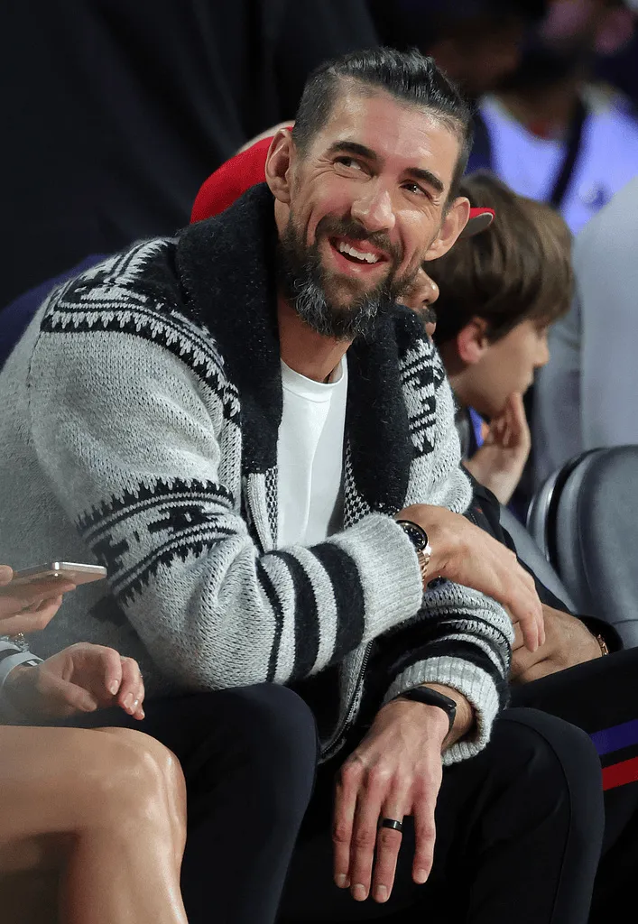 九游体育：流言板]明星到场！今日NBA杯决赛美国游泳名将菲尔普斯携妻观战