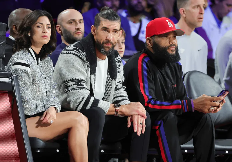 九游体育：流言板]明星到场！今日NBA杯决赛美国游泳名将菲尔普斯携妻观战(图2)