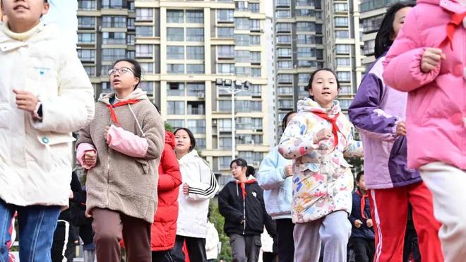 九游体育网站：2025年春季学期起实行！贵阳贵安义务教育阶段学校每天一节体育课(图1)