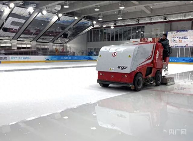 九游体育网站：职业新观察｜冰雪经济催生“冰雪职业”新图谱行业期待更多专业人才(图1)
