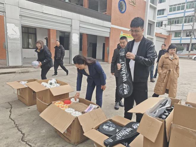 四川省南充市助学金和体育用品捐赠仪式及饮水机回访工作顺利开展(图5)