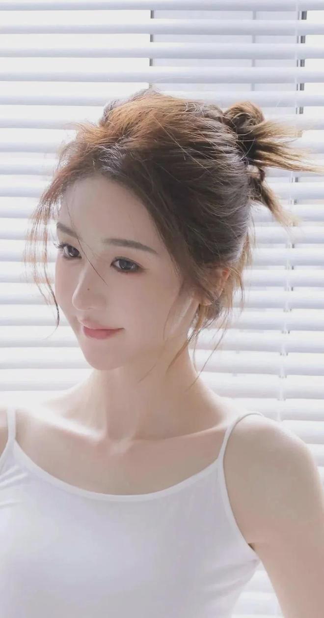 市长夫人翘起美臂迎巨龙（2024已更新）最新版本-IOS安卓通用版(图1)