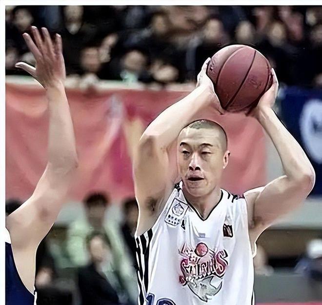 九游体育网站:篮球名宿马健现状:56岁体壮如牛日本娇妻为伴儿女双全很美满(图3)