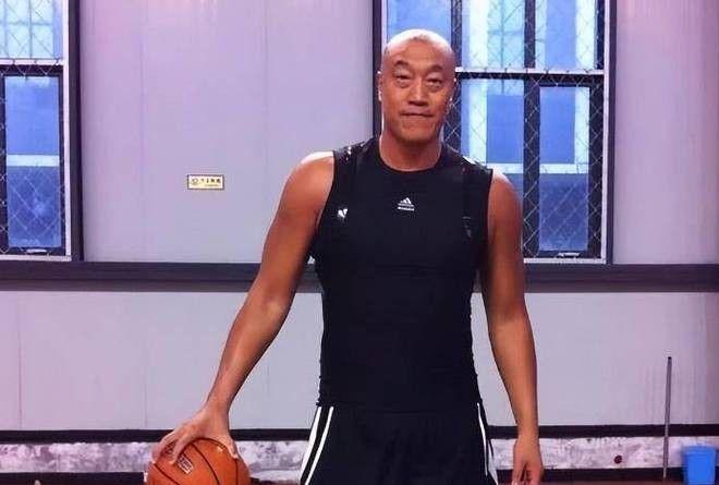 九游体育网站:篮球名宿马健现状:56岁体壮如牛日本娇妻为伴儿女双全很美满(图6)