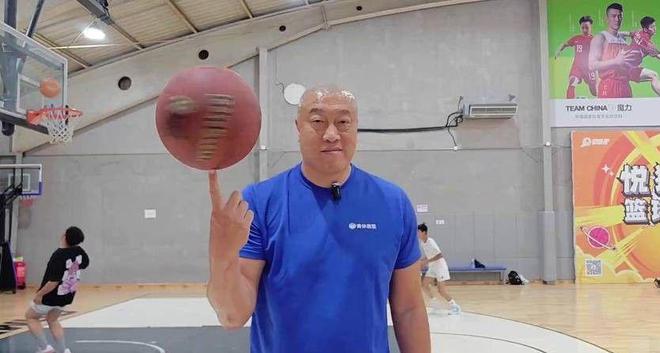 九游体育网站:篮球名宿马健现状:56岁体壮如牛日本娇妻为伴儿女双全很美满(图16)