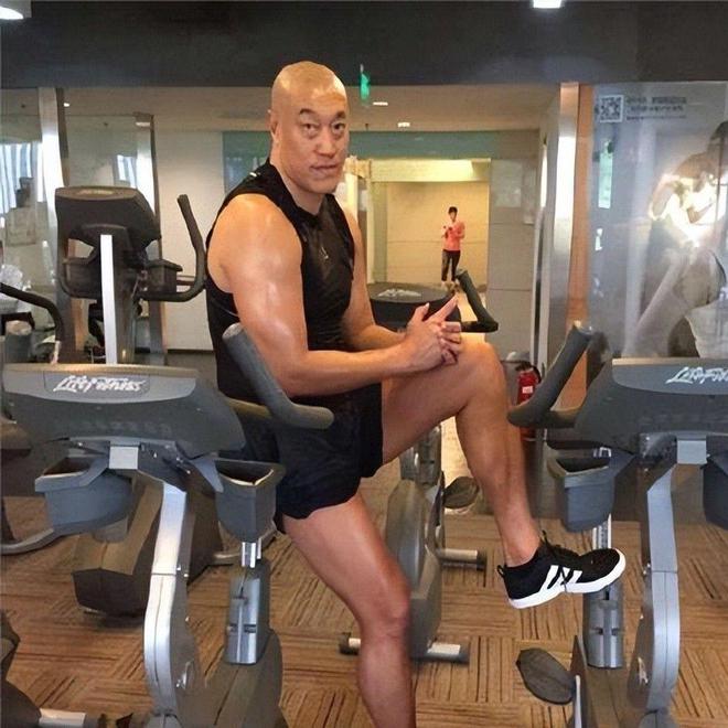 九游体育网站:篮球名宿马健现状:56岁体壮如牛日本娇妻为伴儿女双全很美满(图19)