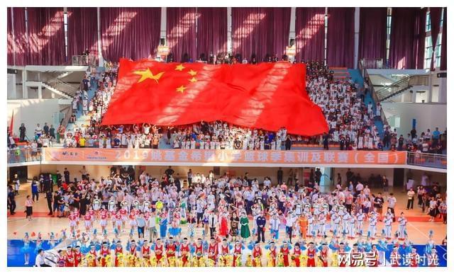 放弃4亿代言卸任篮协主席的姚明在乡村小学找到了新赛场