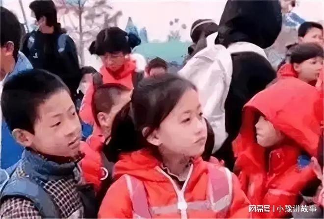 九游体育：7岁女孩因一张笑脸走红网络父母拒绝百万签约4年后现在怎样了(图2)