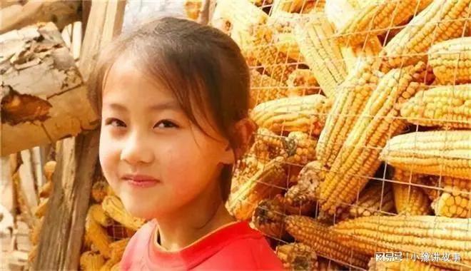 九游体育：7岁女孩因一张笑脸走红网络父母拒绝百万签约4年后现在怎样了(图3)