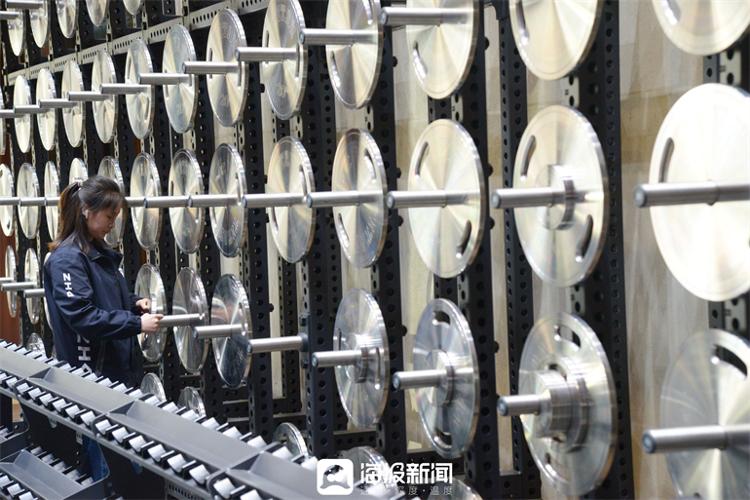九游体育网站：产业链上的山东好品牌丨从焊接机器人到数字工厂大胡子运动器材助力德州打造体育名城_大众网(图3)