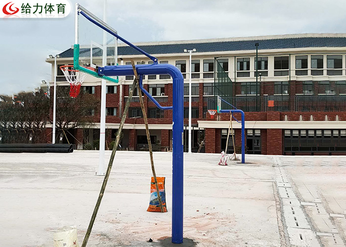 九游体育网站：韶关学校篮球架厂家给力厂家直销十年初衷不变打造精致篮球架(图2)