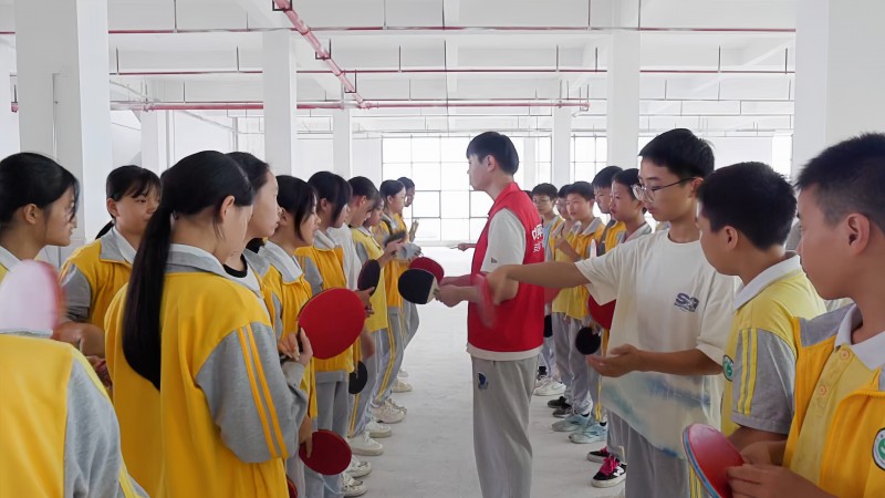 九游体育：平安金服与平安资管携手助力永新中学国球运动发展捐赠体育器械传递爱心(图3)