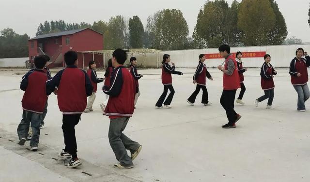 九游体育：河南体彩“公益体彩快乐操场”：情暖校园共筑青少年体育梦(图4)