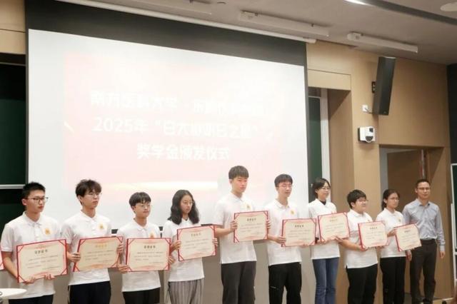 践行民族企业社会责任东鹏饮料捐赠1000万港元助力香港火灾救援(图4)