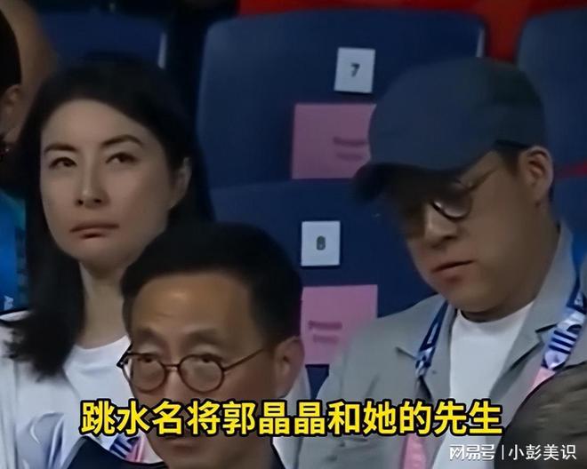 郭晶晶夫妇北京坐高铁！不戴口罩被赞亲切霍启刚行李箱又脏又破(图4)