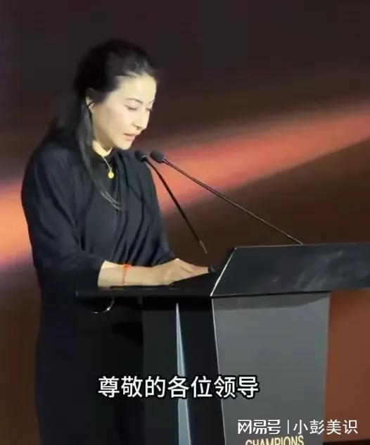 郭晶晶夫妇北京坐高铁！不戴口罩被赞亲切霍启刚行李箱又脏又破(图8)