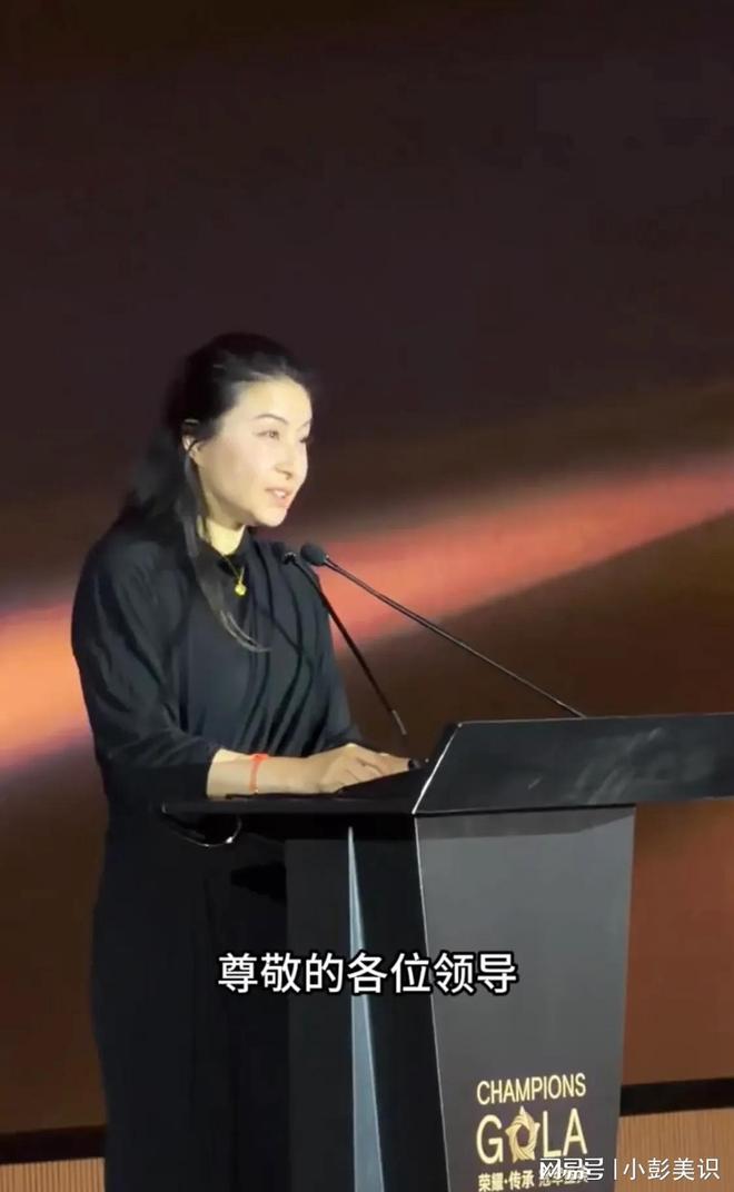 郭晶晶夫妇北京坐高铁！不戴口罩被赞亲切霍启刚行李箱又脏又破(图9)