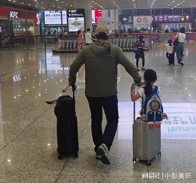 郭晶晶夫妇北京坐高铁！不戴口罩被赞亲切霍启刚行李箱又脏又破(图15)