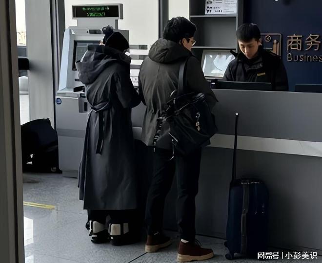 郭晶晶夫妇北京坐高铁！不戴口罩被赞亲切霍启刚行李箱又脏又破(图14)