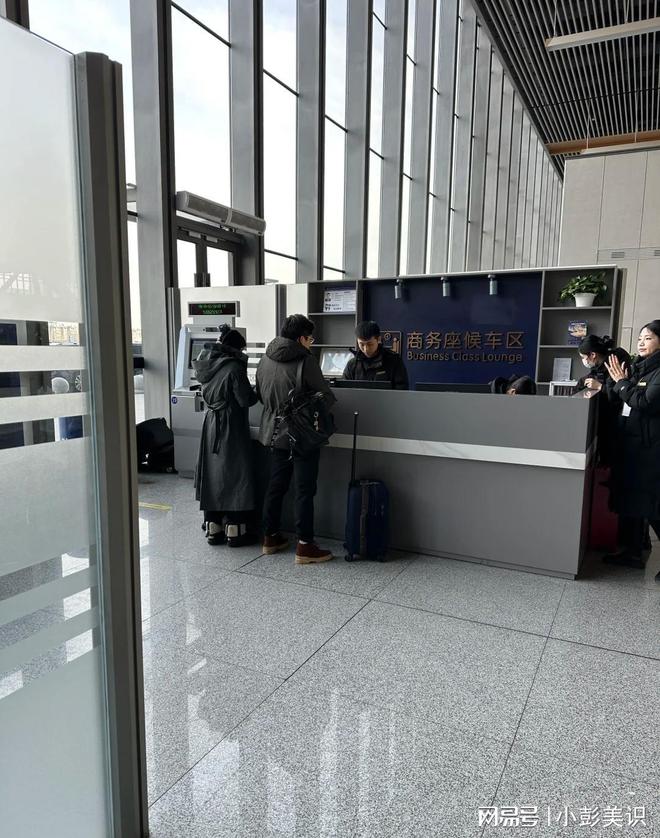 郭晶晶夫妇北京坐高铁！不戴口罩被赞亲切霍启刚行李箱又脏又破(图13)
