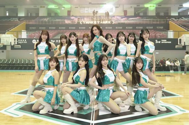 51岁林志玲亮相篮球联赛开幕战与00后啦啦队同台热舞回忆高中暗恋篮球男生(图2)