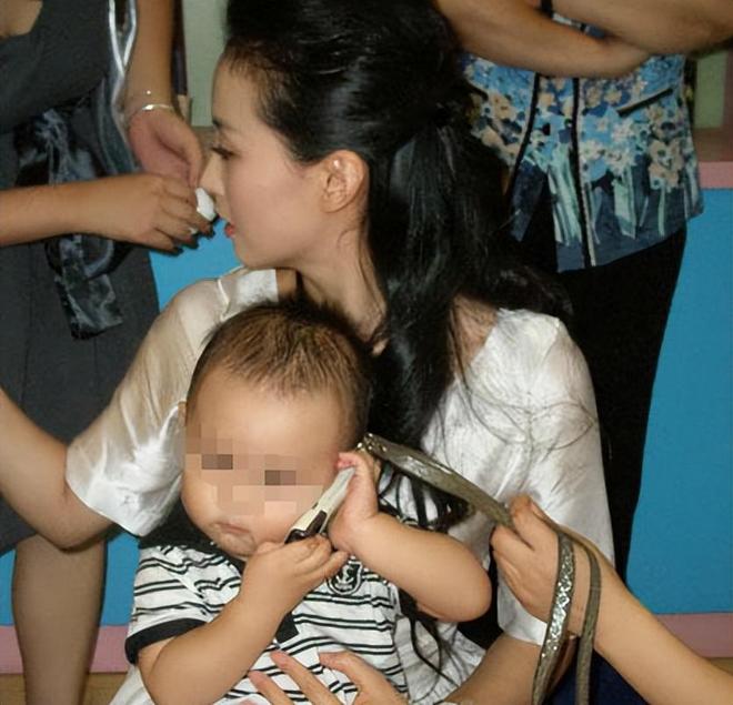 丈夫王志才失联7年王艳丢失的面子这次竟被19岁儿子找了回来(图8)