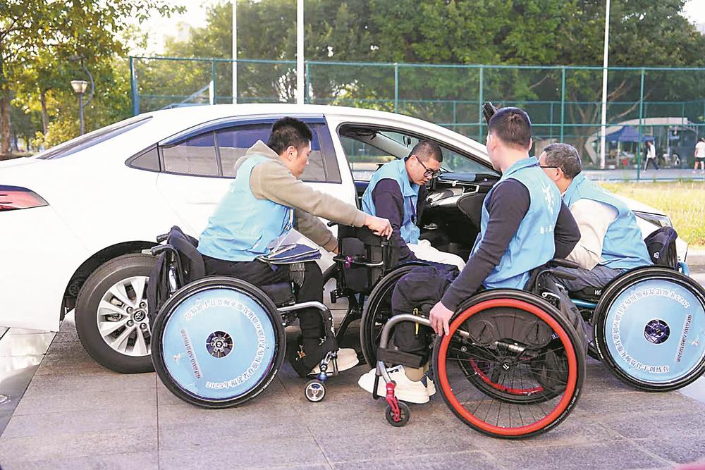 九游体育网站：风雨中励志轮椅上逐梦