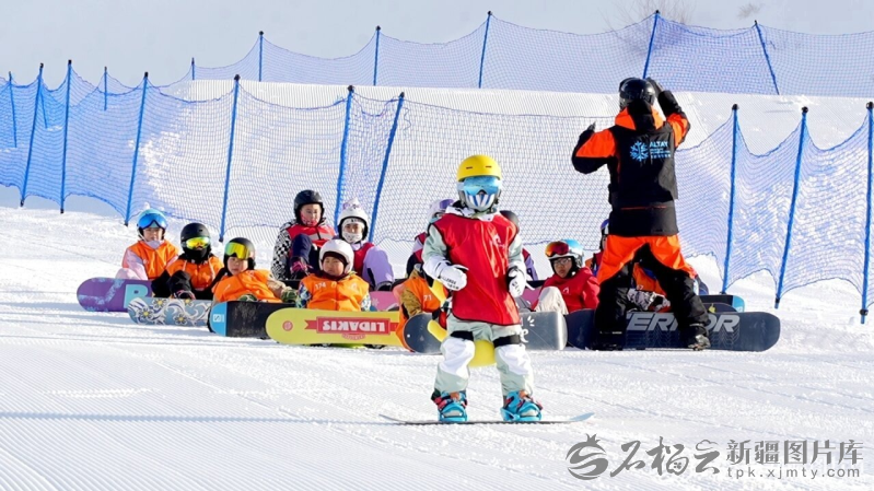 九游体育网站：新疆的冬天亚克西丨校园响起冰雪欢乐颂