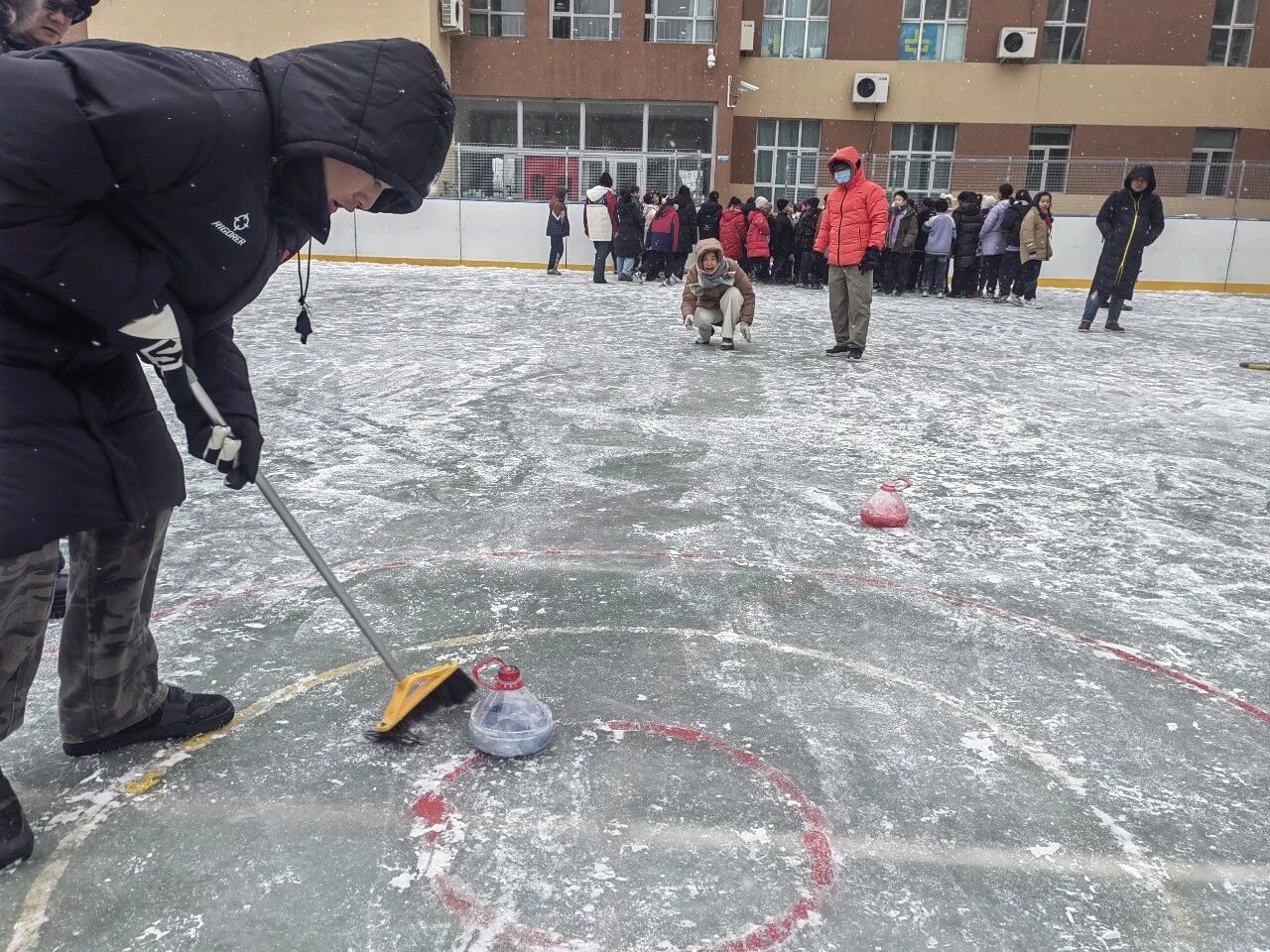 九游体育网站：新疆的冬天亚克西丨校园响起冰雪欢乐颂(图3)