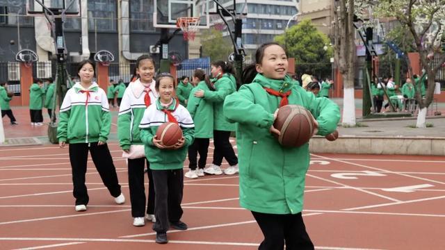 九游体育网站：11年学生平均增高552厘米！成都这所小学登上教育部发布会(图9)